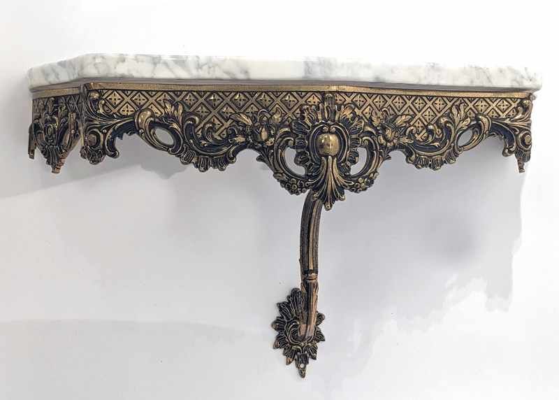 CONSOLE D'APPLIQUE en bronze doré et ciselé...
