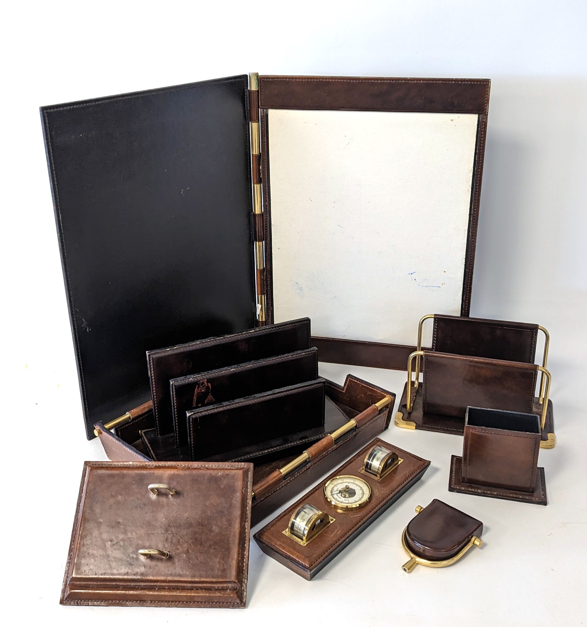 NÉCESSAIRE DE BUREAU gainé de cuir surpiqué...