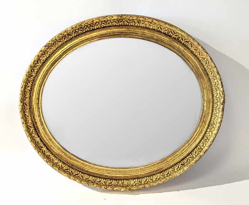 MIROIR ovale dans un cadre en bois stuqué...