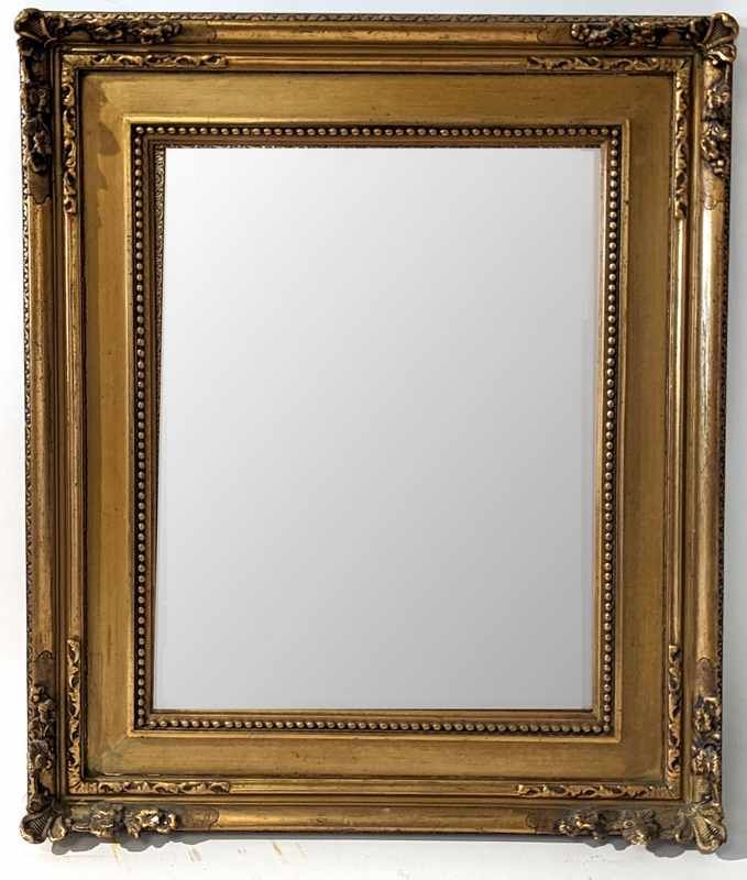 MIROIR rectangulaire dans un cadre en bois...