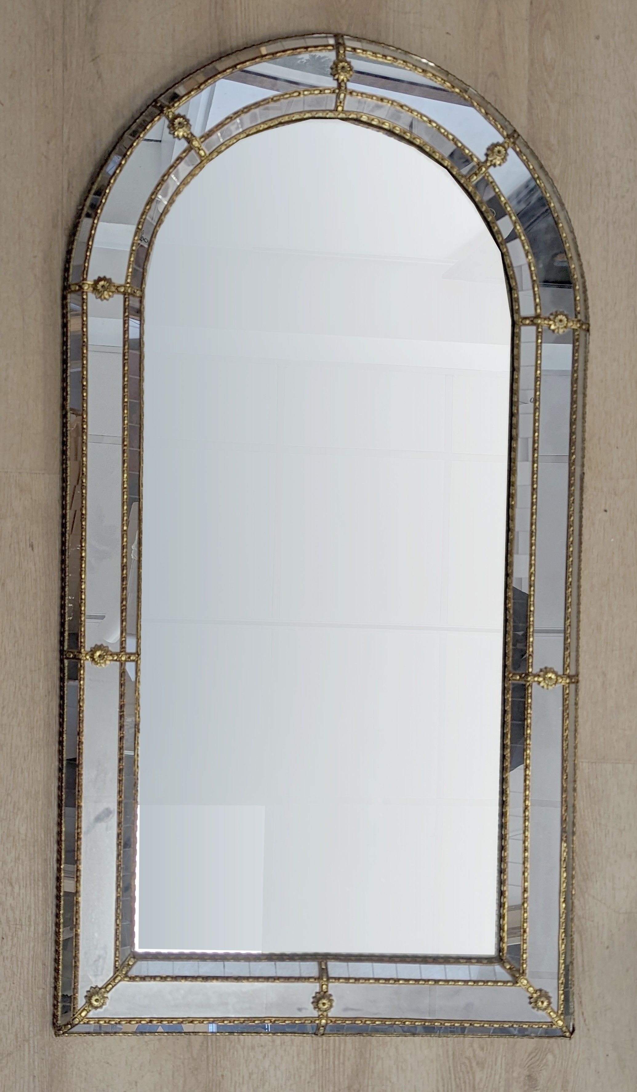 MIROIR rectangulaire cintré en partie haute...