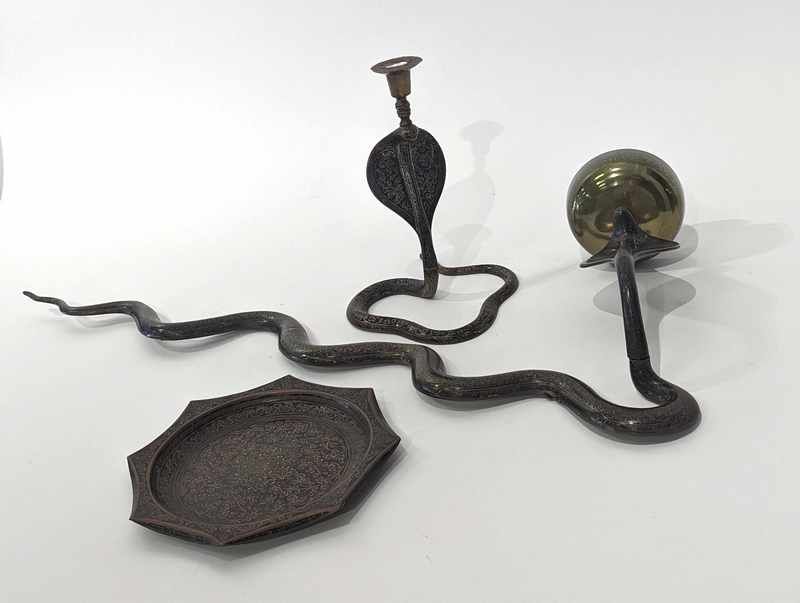 GRANDE APPLIQUE en bronze en forme de cobra...