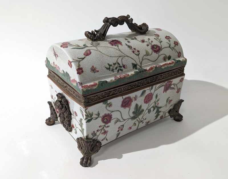 COFFRET en porcelaine émaillée polychrome...