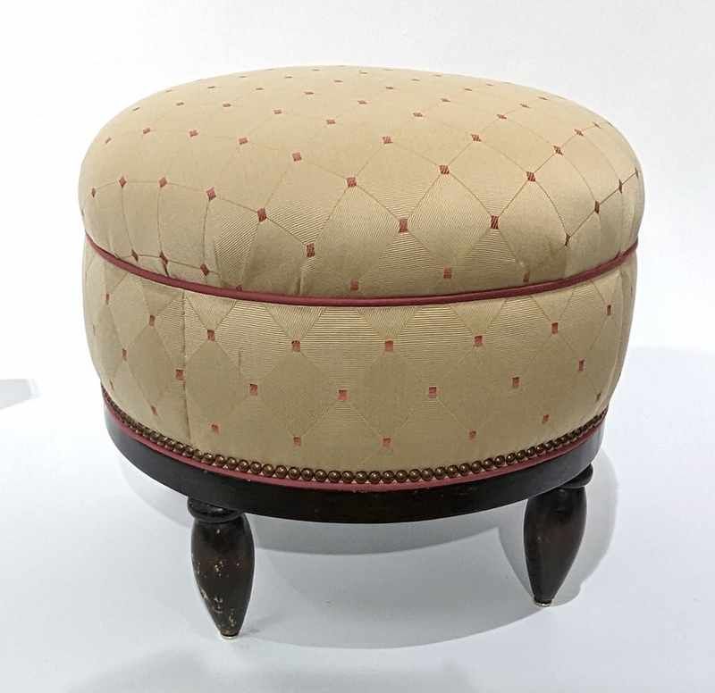 POUF rond en bois noirci reposant sur quatre...
