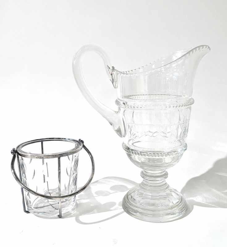 HANAP en verre soufflé et taillé, sur piédouche...