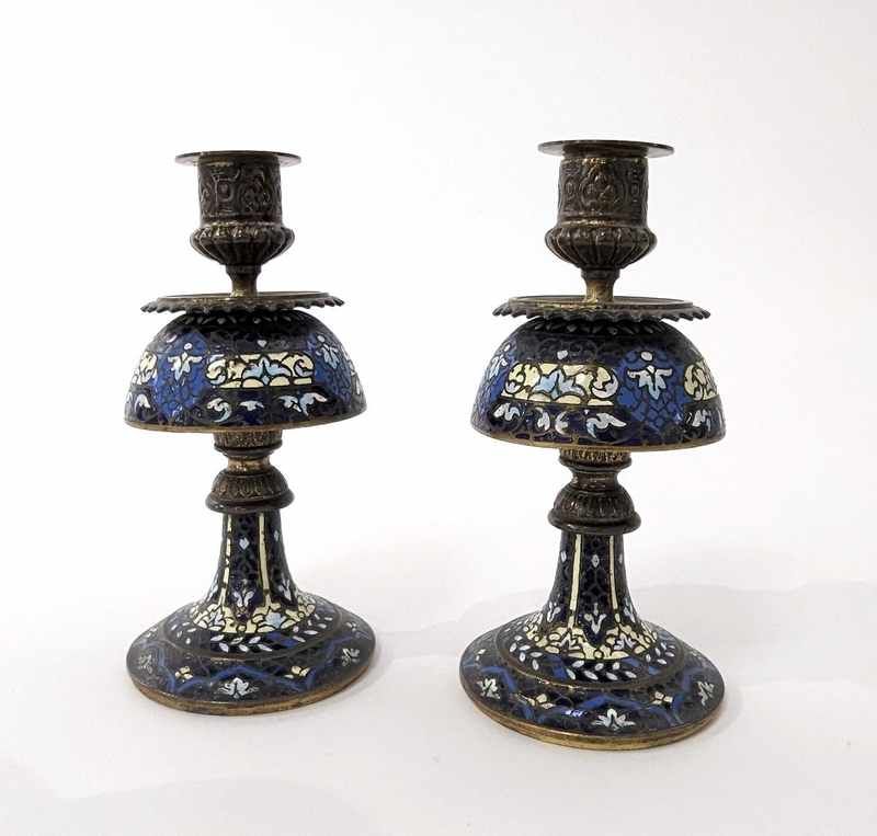 PAIRE DE BOUGEOIRS en bronze et émaux cloisonnés...
