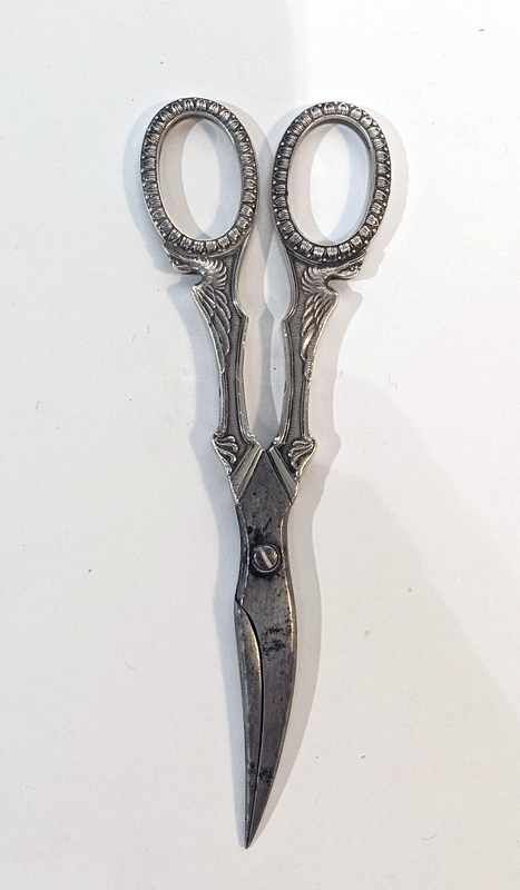 CISEAU en argent ciselé à décor d'une tête...