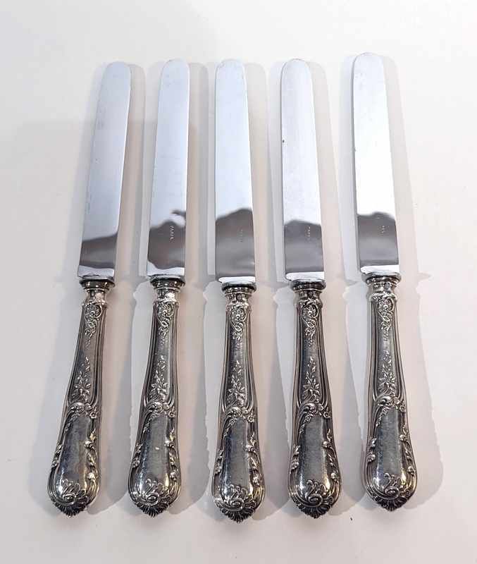 CINQ COUTEAUX à manche en argent fourré à...