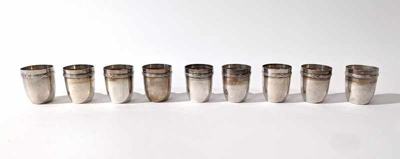 NEUF VERRES A LIQUEUR en argent (950) à filets...