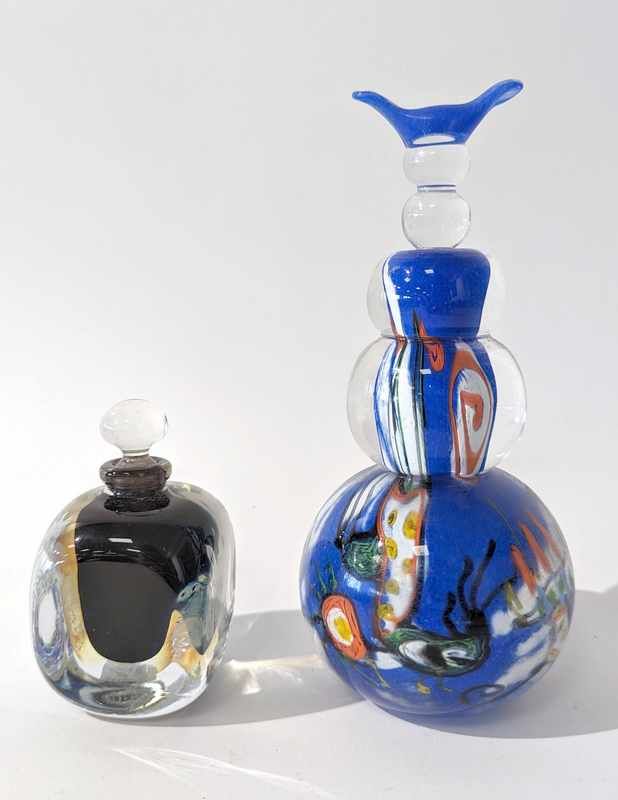DEUX FLACONS DE PARFUM en verre multicouches...