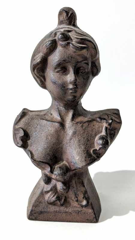 BUSTE DE JEUNE FEMME en fonte de métal à...