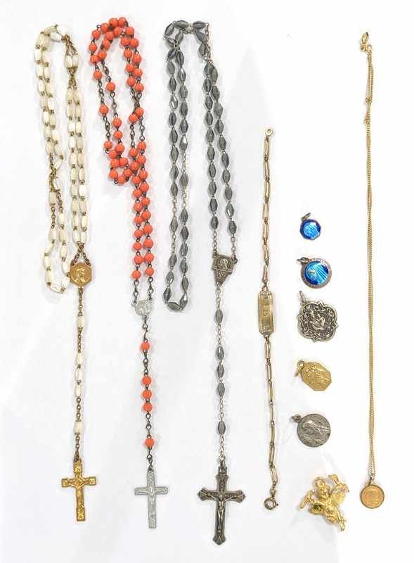 LOT DE BIJOUX FANTAISIE RELIGIEUX comprenant...