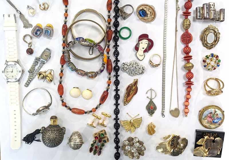 IMPORTANT LOT DE BIJOUX FANTAISIE comprenant...