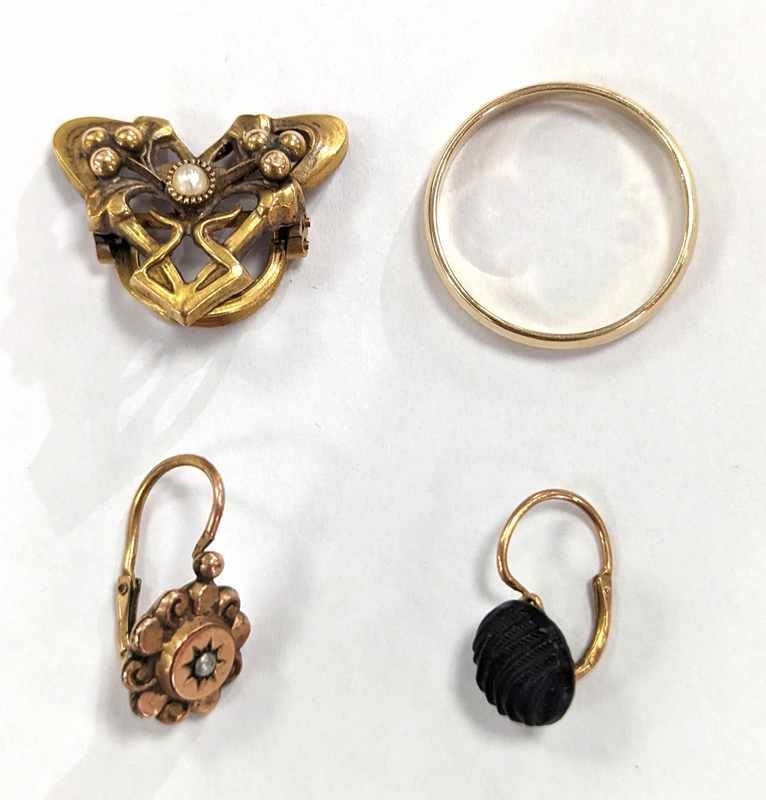 LOT OR : alliance, broche et deux boutons...
