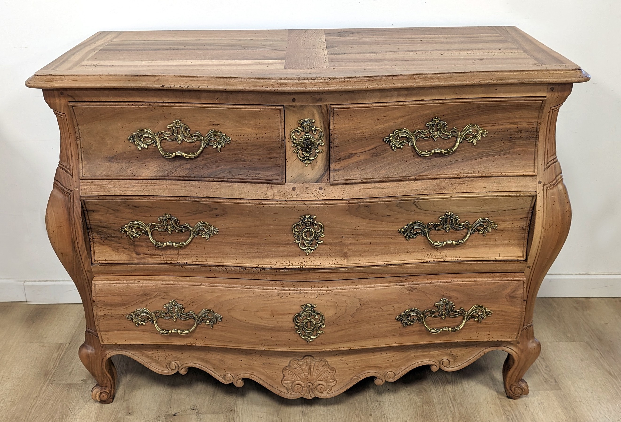 COMMODE tombeau galbée toutes faces en bois...