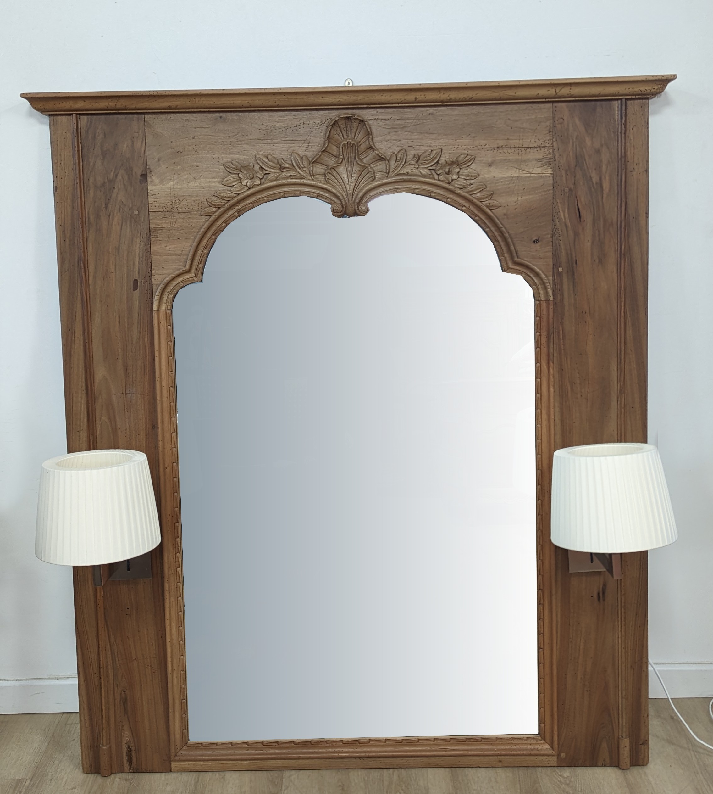 TRUMEAU rectangulaire orné d'un miroir galbé...