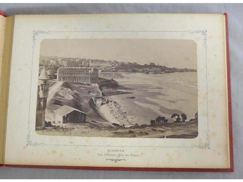 [BIARRITZ] - Album oblong en percaline rouge...