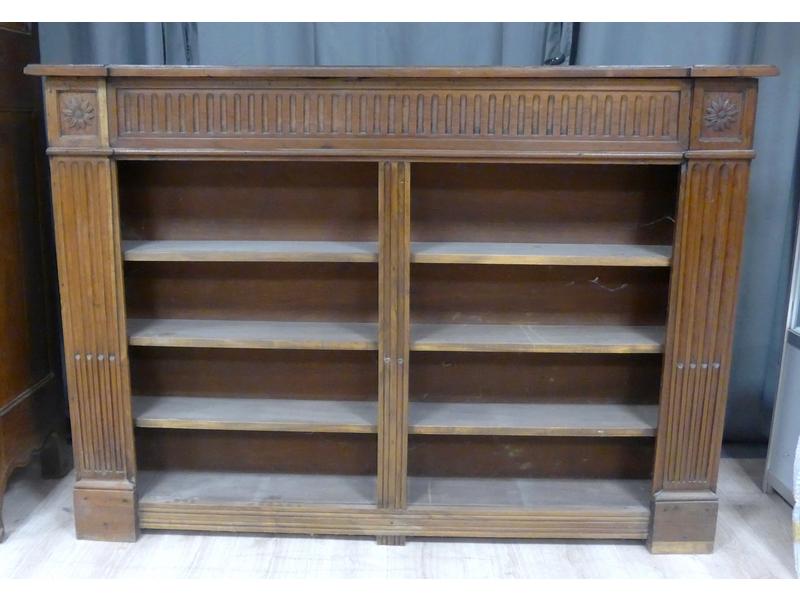 BIBLIOTHEQUE DE BOISERIE en noyer mouluré,...