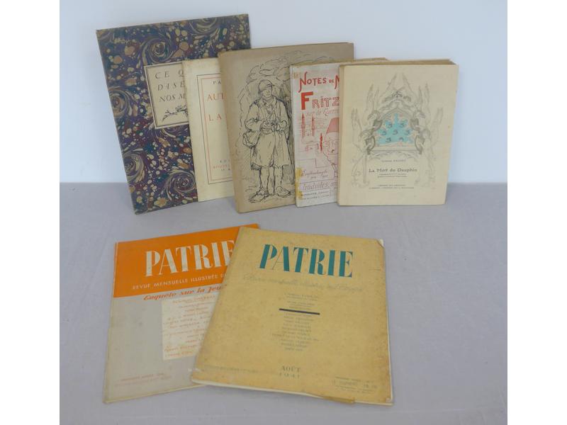Réunion de volumes brochés, souvent illu...