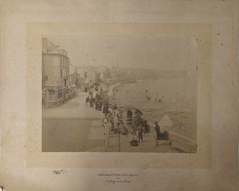 ARROMANCHES-LES-BAINS — La Digue et la P...