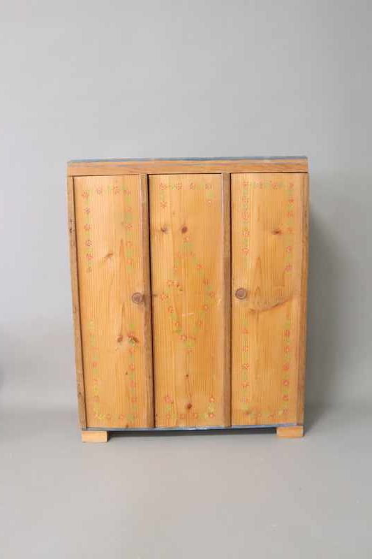 ARMOIRE DE POUPÉE en bois blanc ouvrant à...