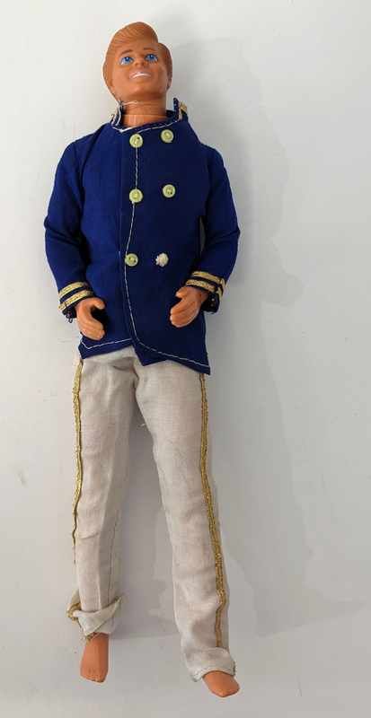 KEN roux aux yeux bleus en tenue d'officier...