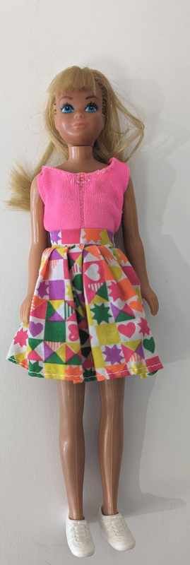 SKIPPER en tenue d'été avec maillot rose,...