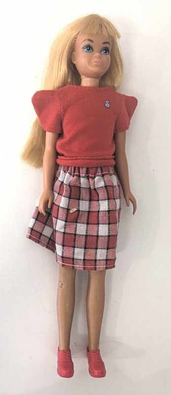 SKIPPER en tenue d'école tee-shirt rouge...