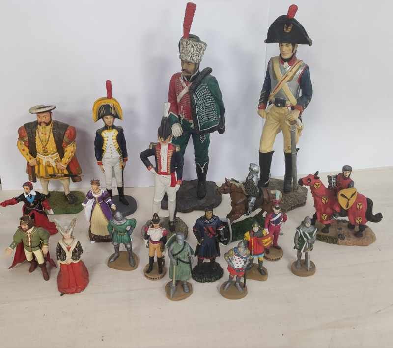 IMPORTANT LOT D'ENVIRON 50 FIGURINES diverses...