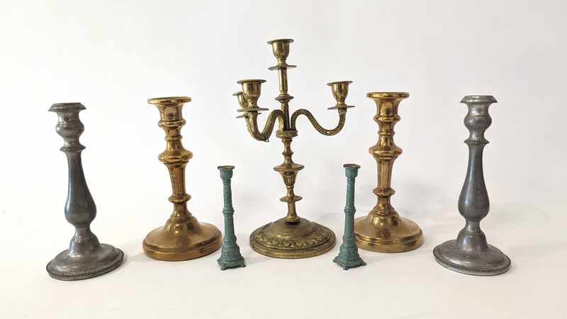 TROIS PAIRES DE FLAMBEAUX miniatures ou de...