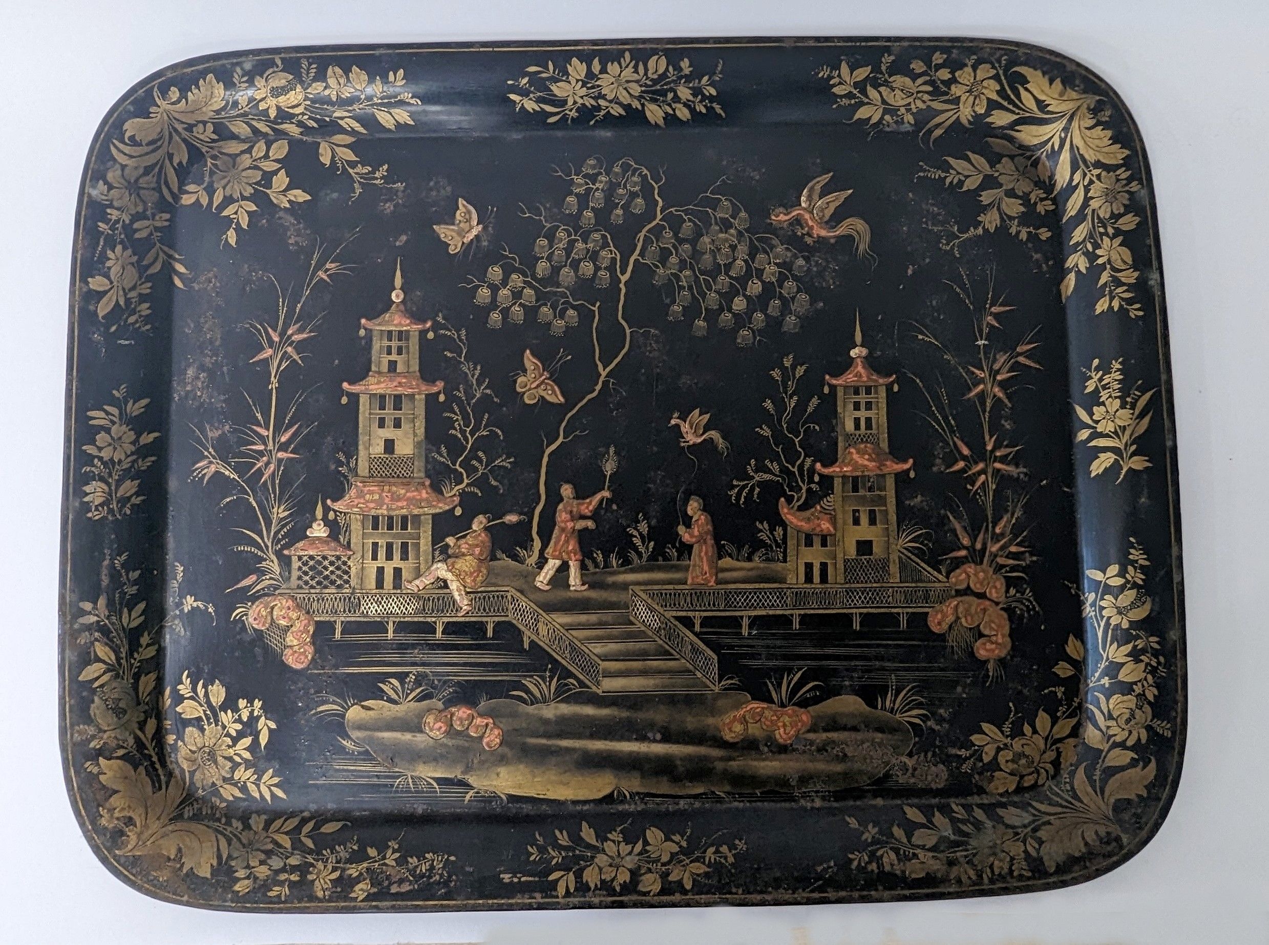 PLATEAU en tôle laquée à décor aux chinois,...