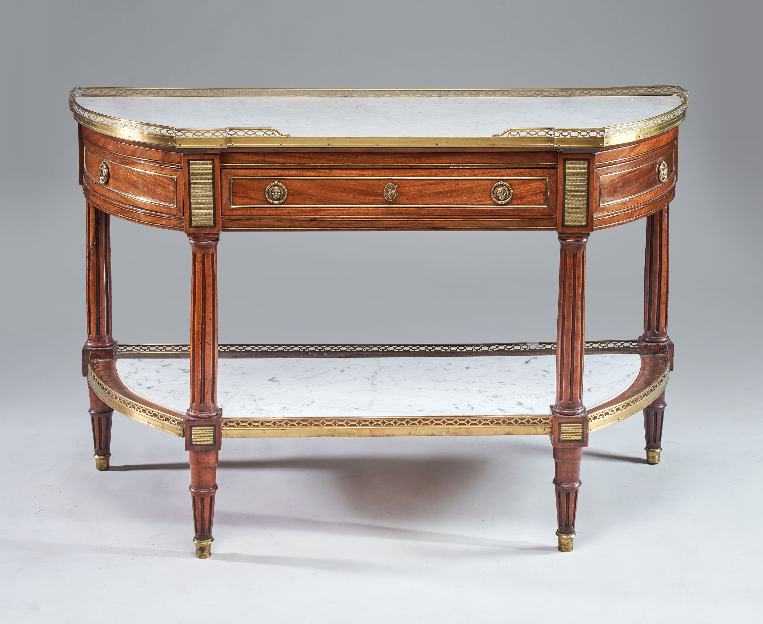 GRANDE CONSOLE à côtés arrondis en acajou,...