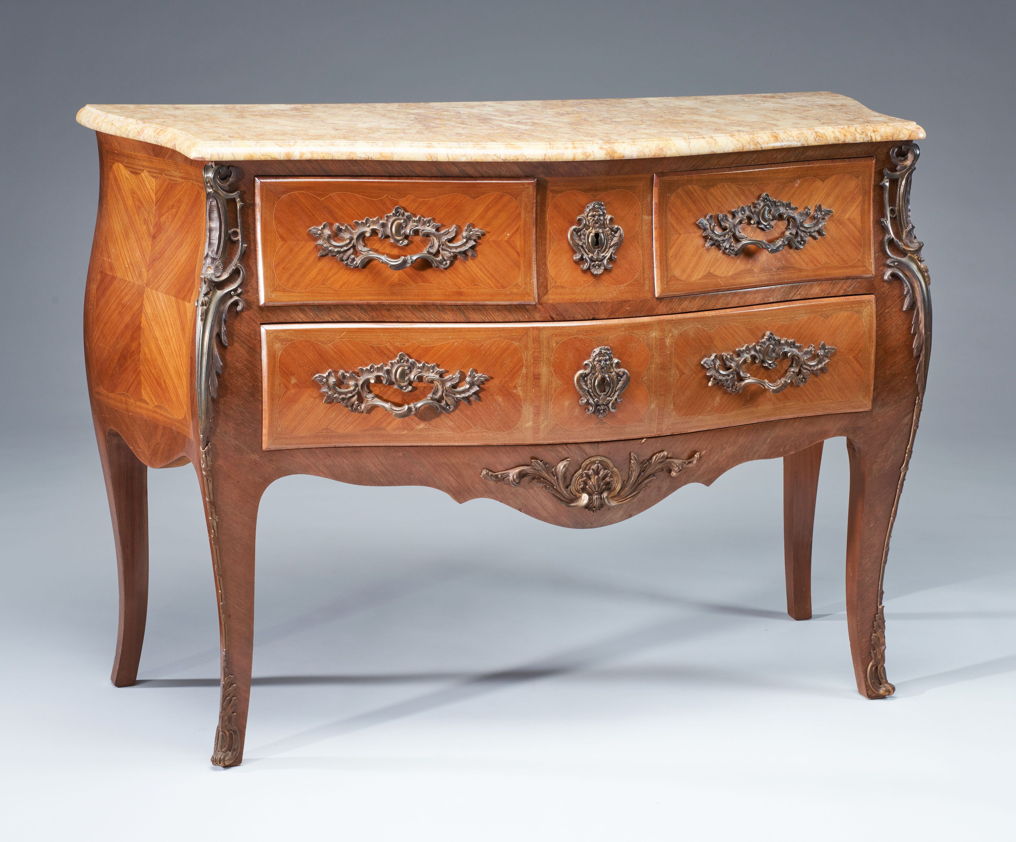COMMODE galbée toutes faces en bois de placage...