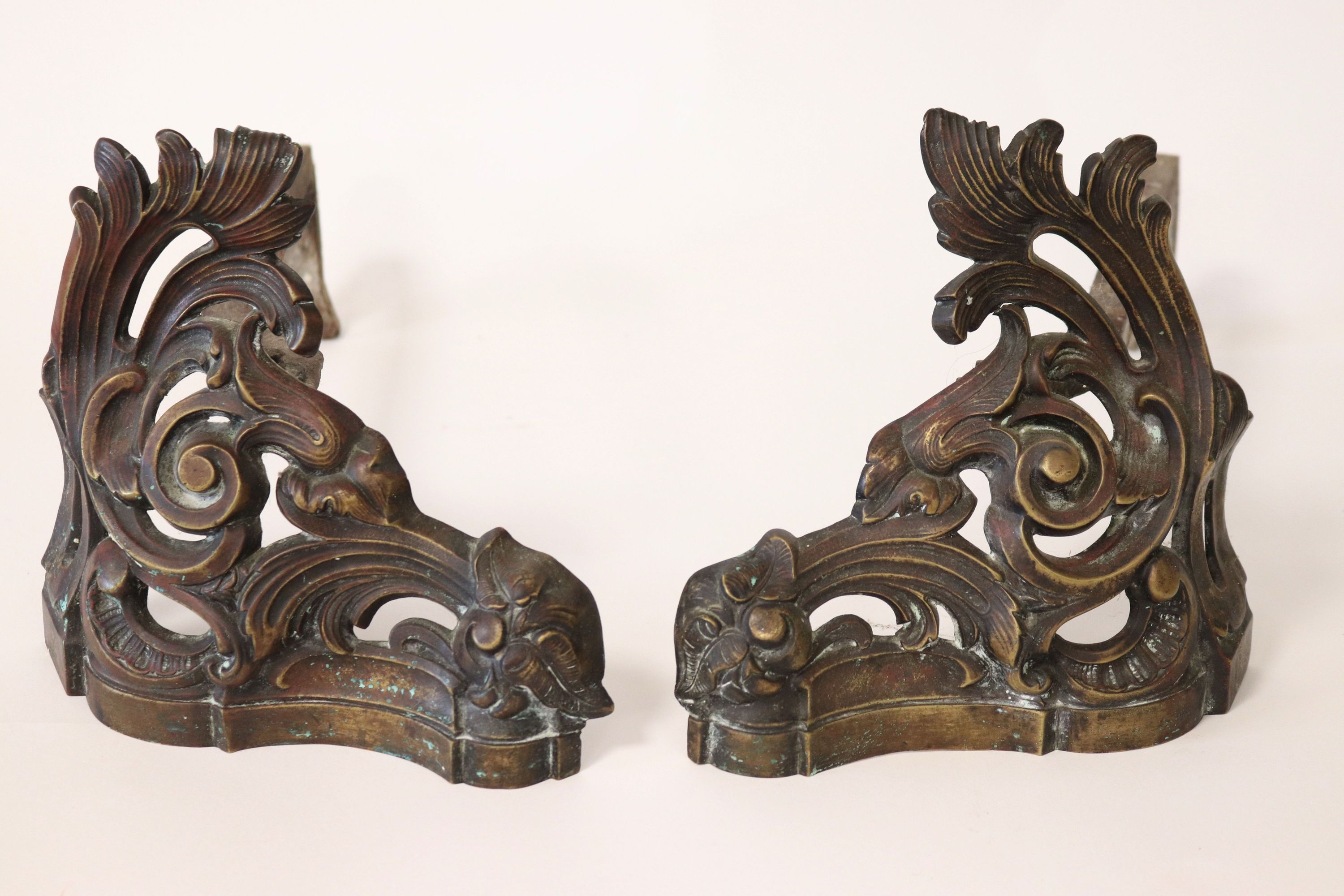 PAIRE DE CHENETS en bronze à motif de ri...