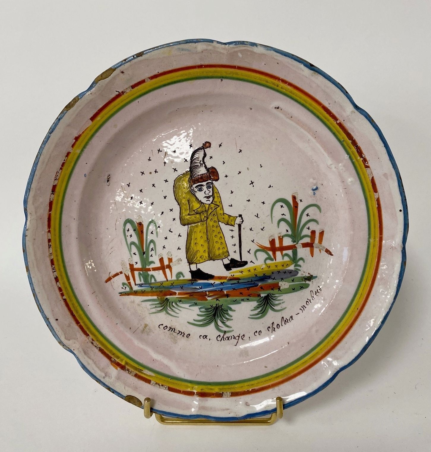 ASSIETTE PARLANTE en faïence émaillée polychrome,...