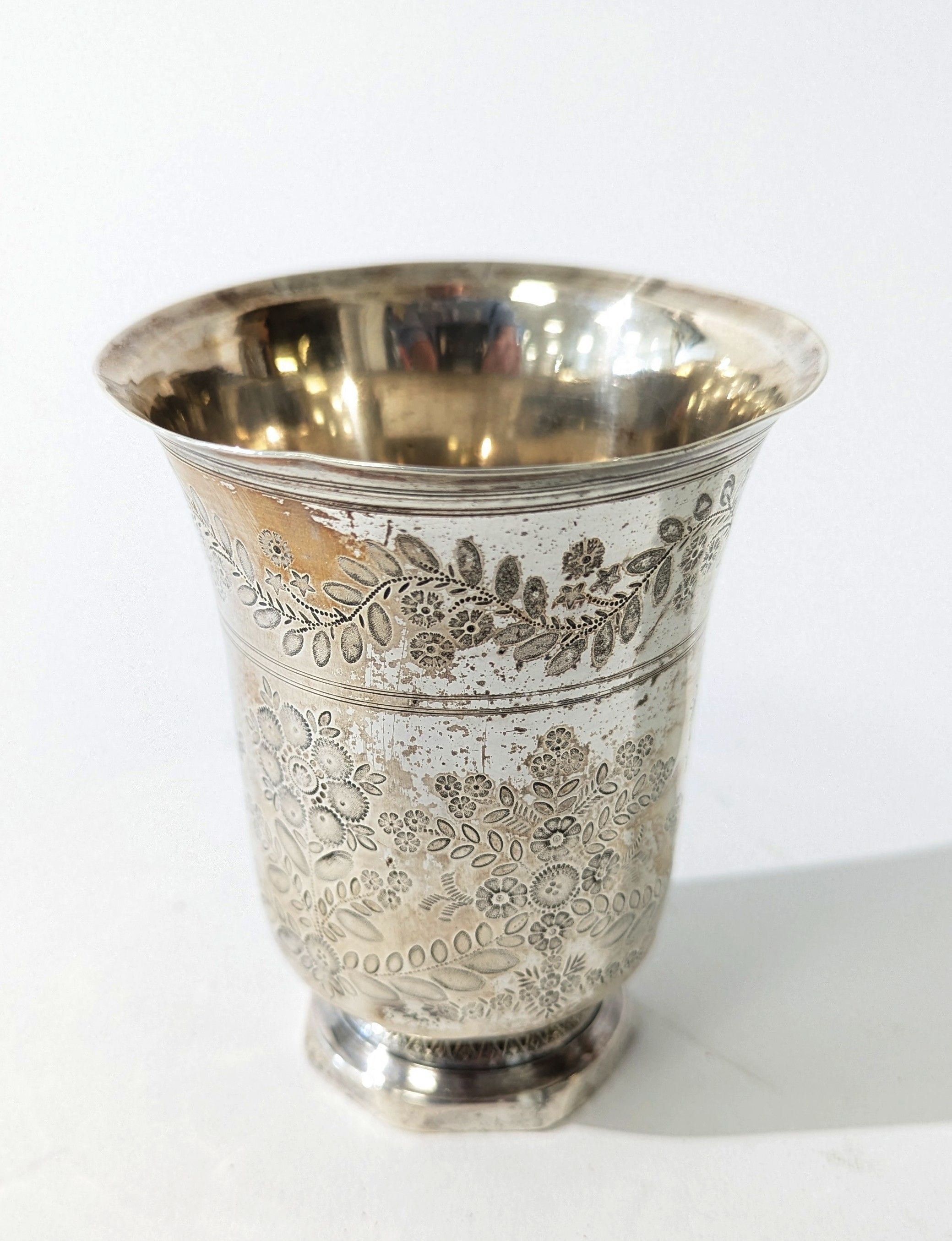 TIMBALE tulipe en argent à décor ciselé de...
