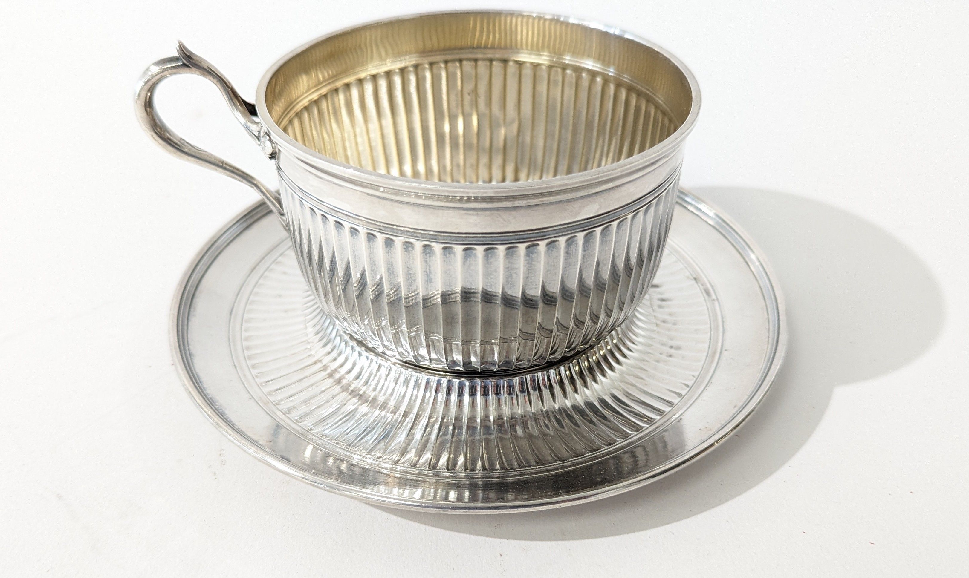 TASSE et SOUS-TASSE en argent à godrons.