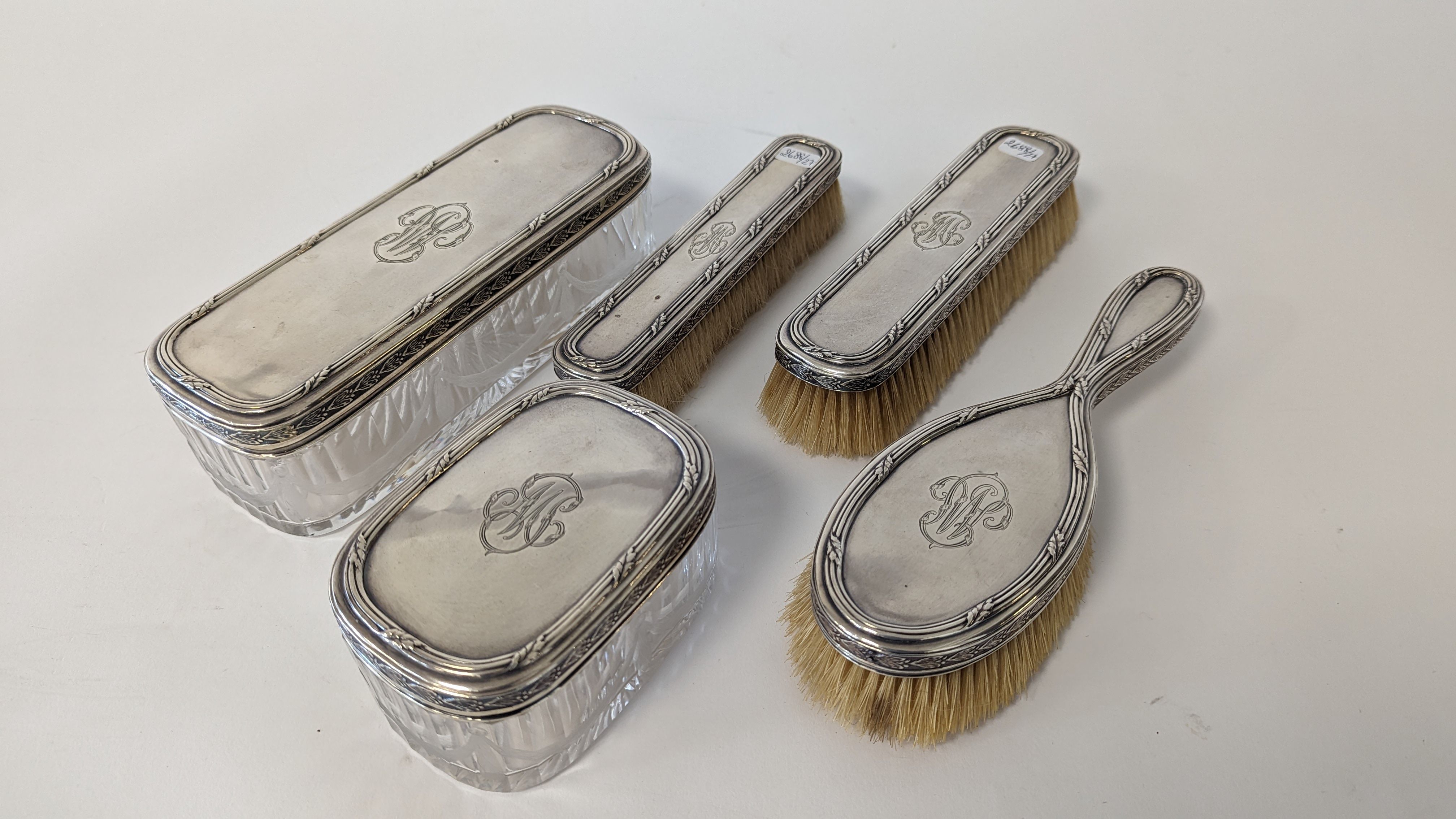 PARTIE DE NÉCESSAIRE DE TOILETTE en argent...