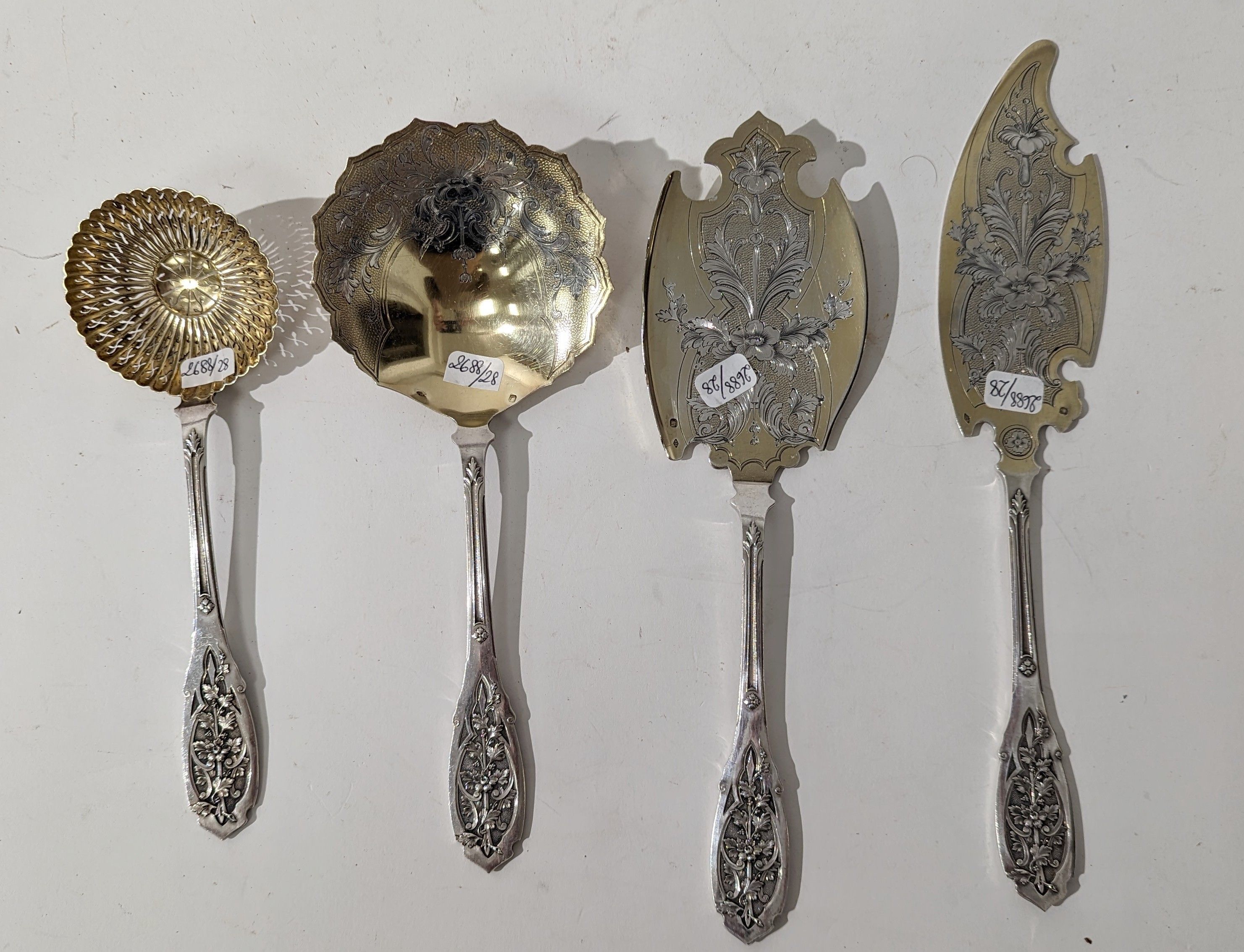 QUATRE COUVERTS de service en argent vermeillé,...