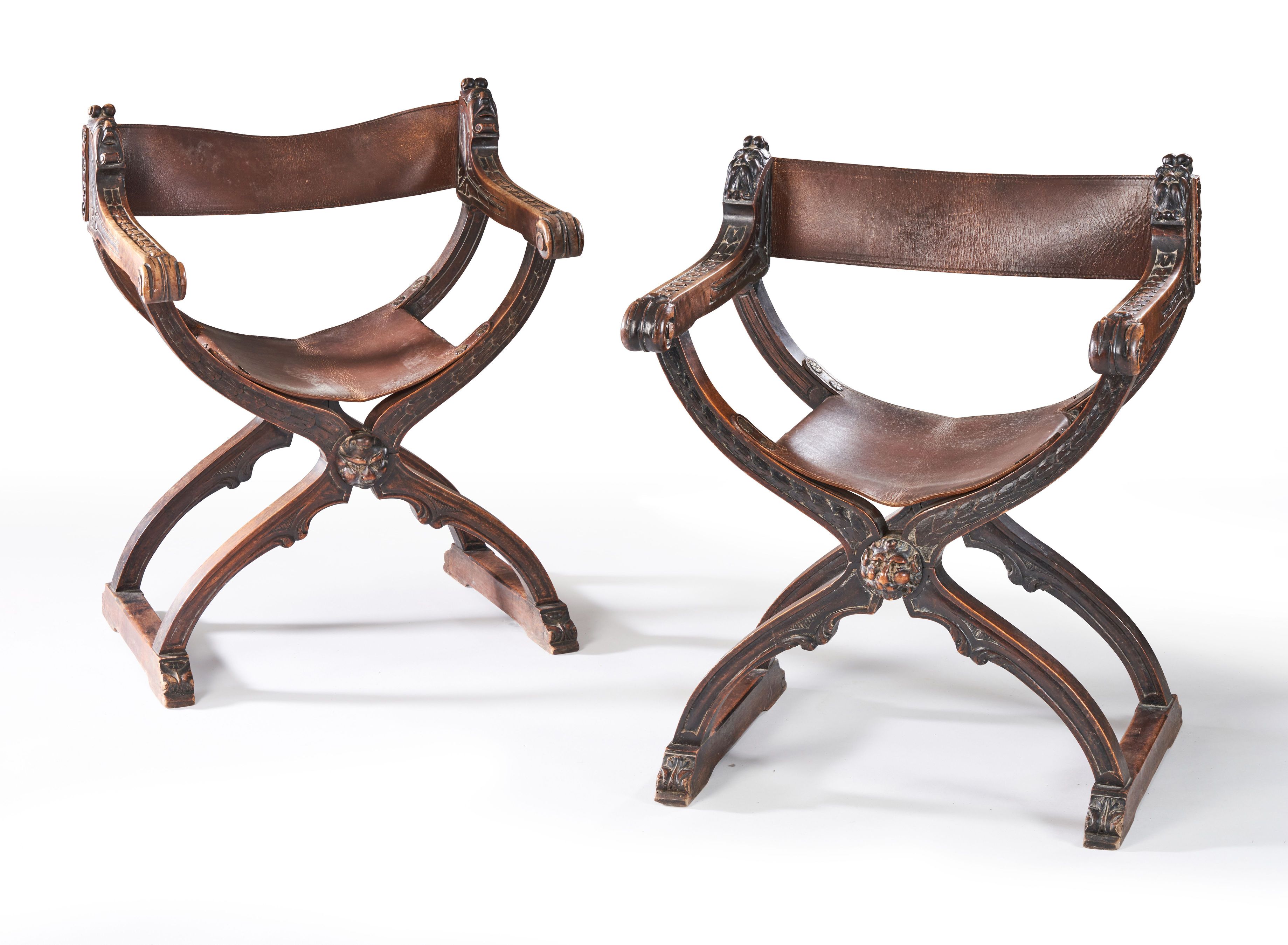 PAIRE DE FAUTEUILS CURULES en chêne et cuir...