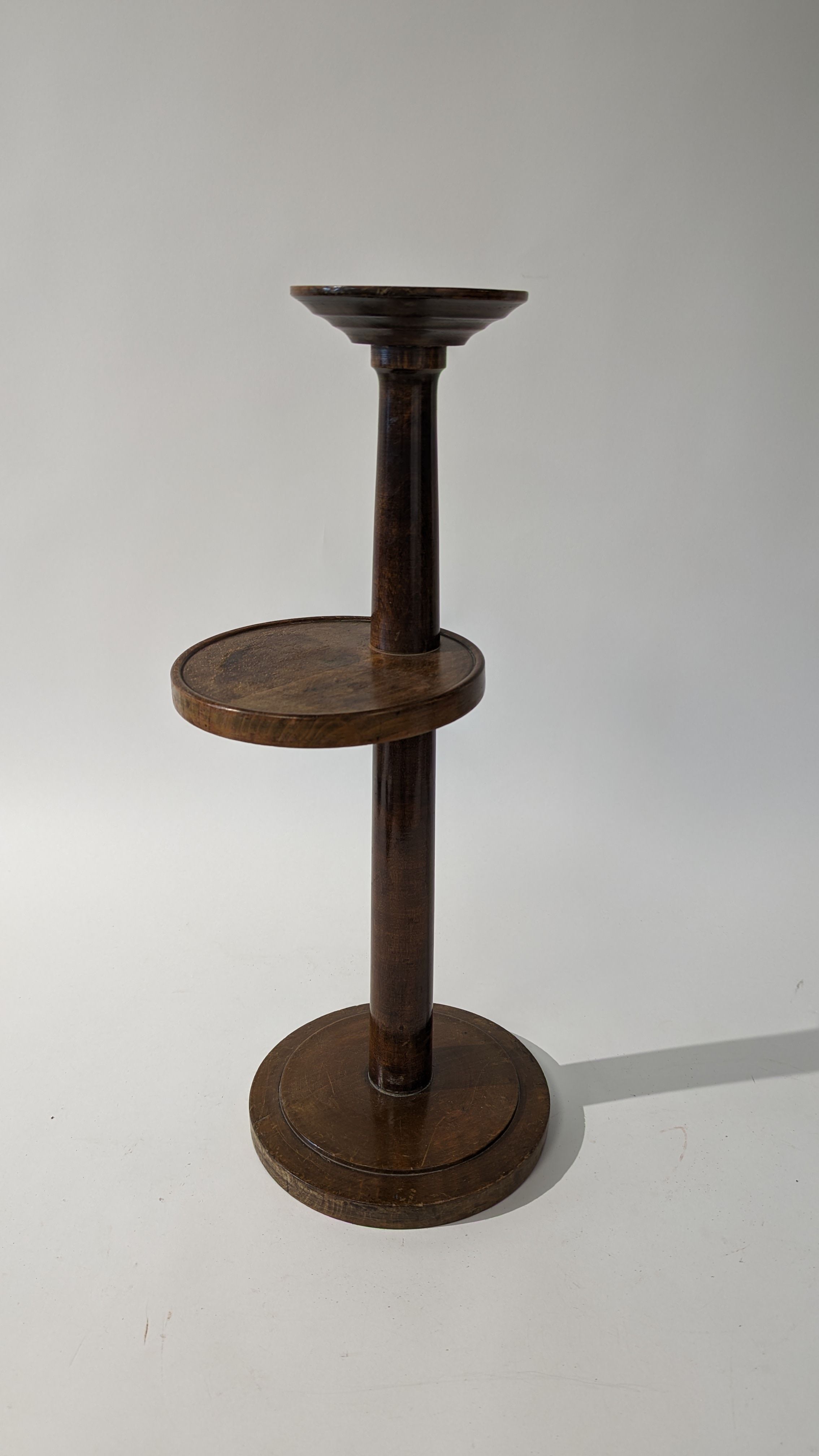 PETIT GUÉRIDON DE FUMEUR en noyer à fût cylindrique,...