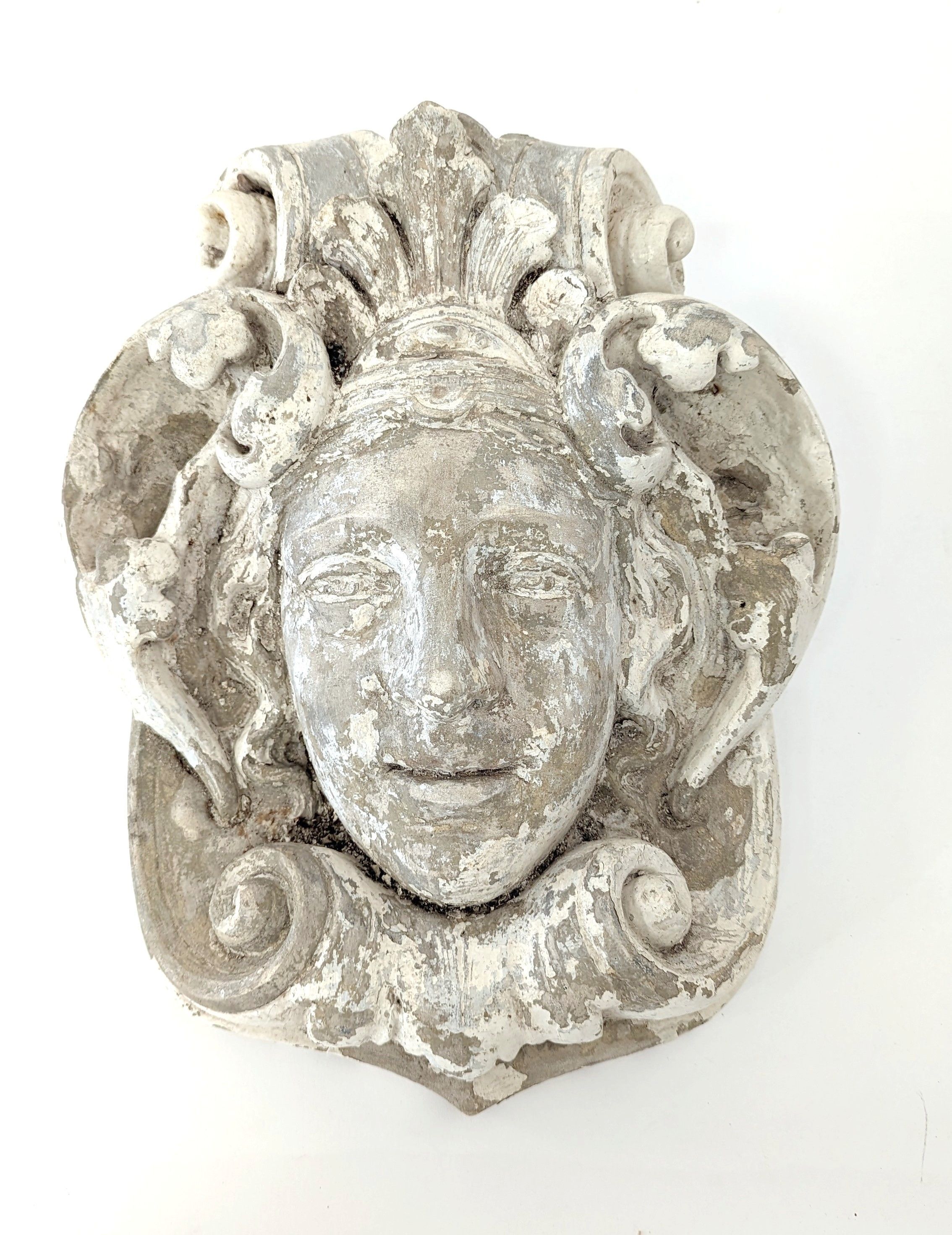 MASCARON féminin en terre cuite dans des...