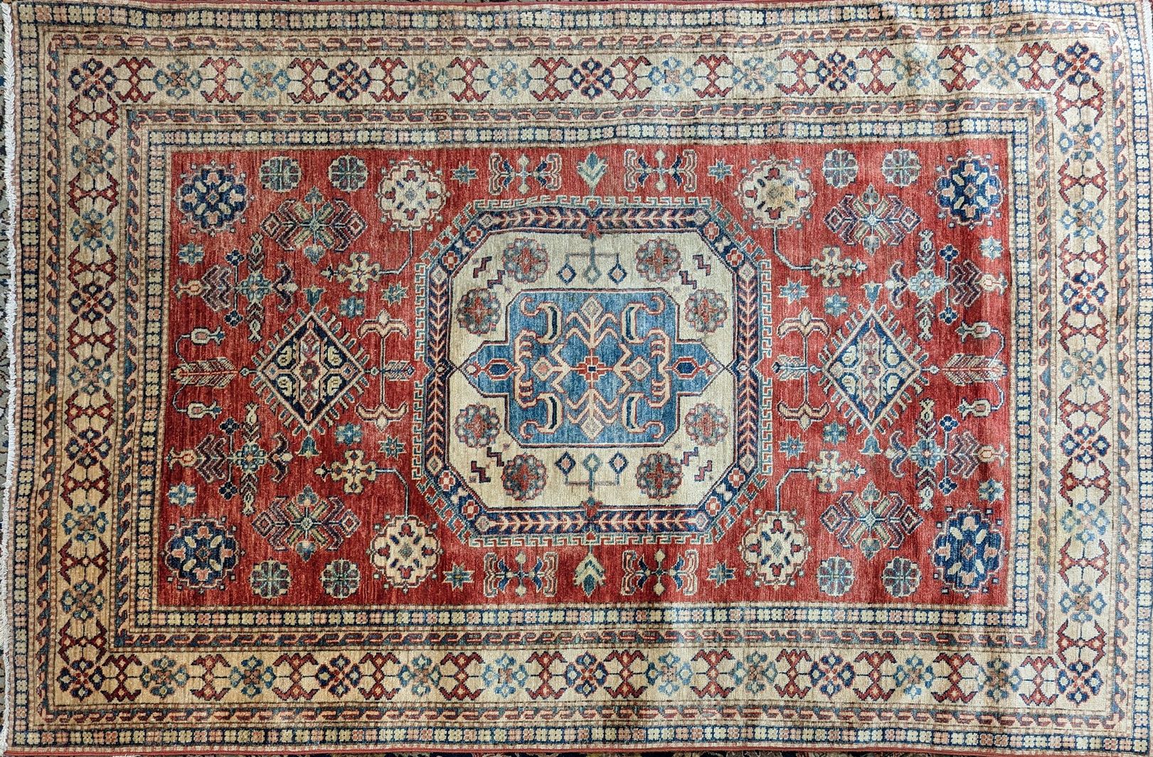 TAPIS en laine et soie polychrome à décor...