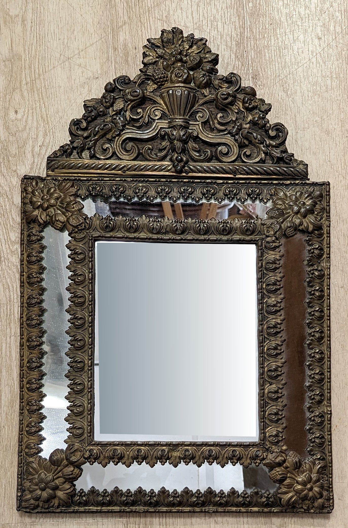 MIROIR rectangulaire à parecloses et fronton,...