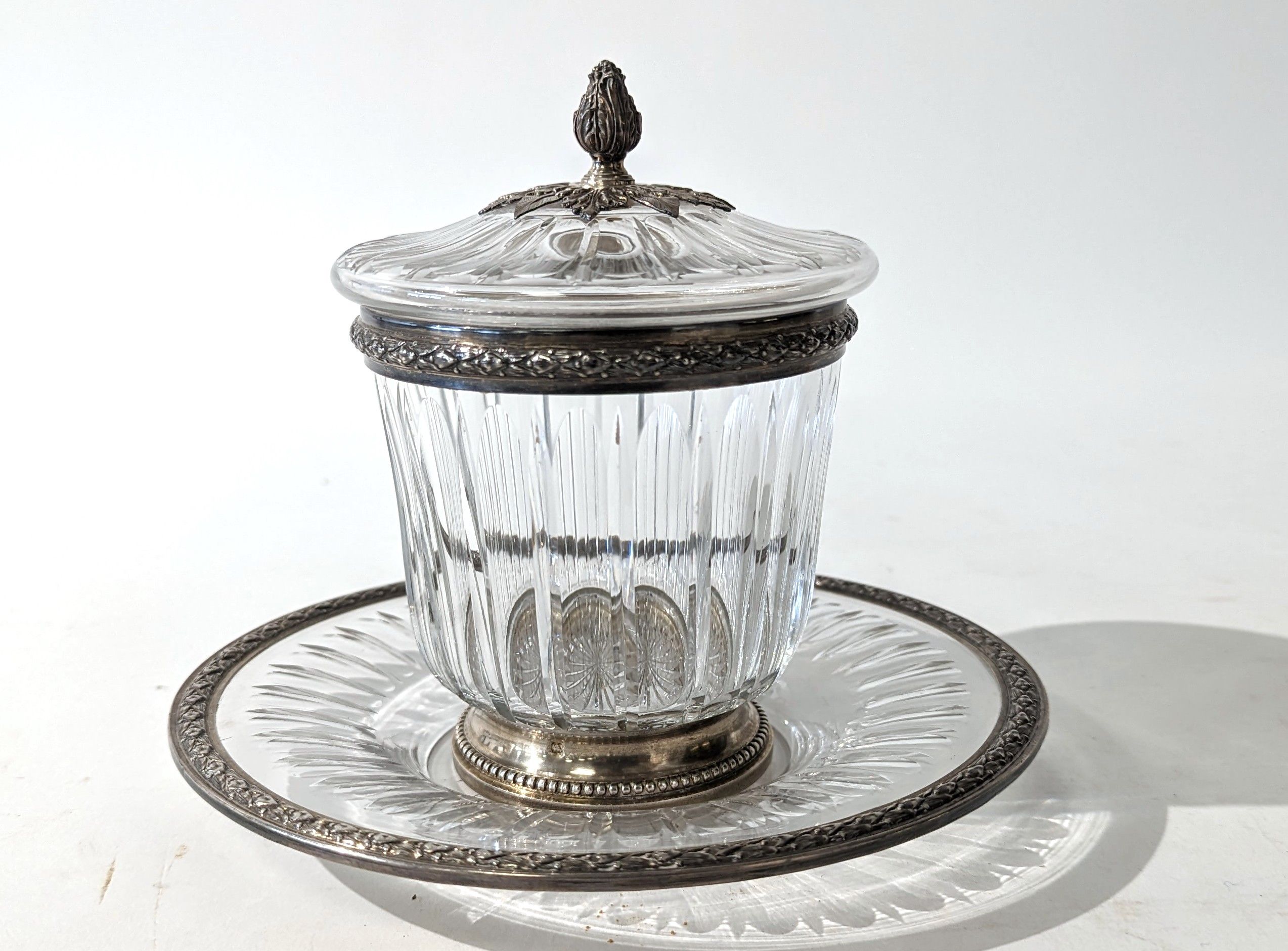 POT COUVERT en verre moulé à cannelures et...