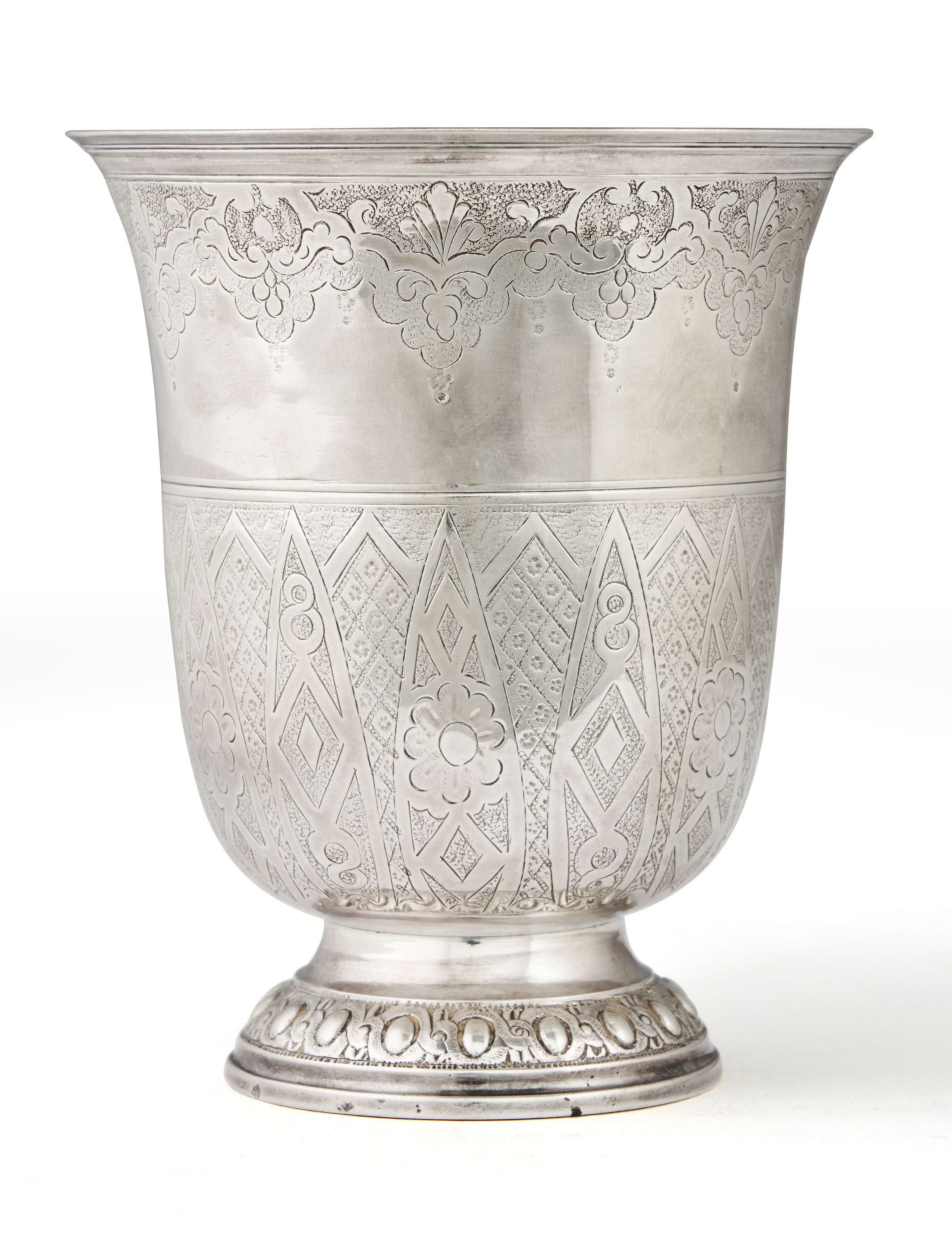 TIMBALE de forme tulipe en argent richement...