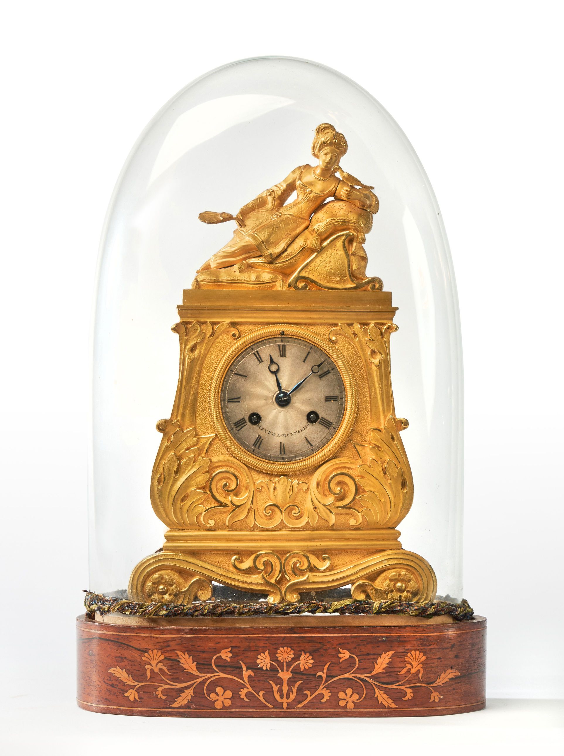 PETITE PENDULE borne en bronze doré, à décor...