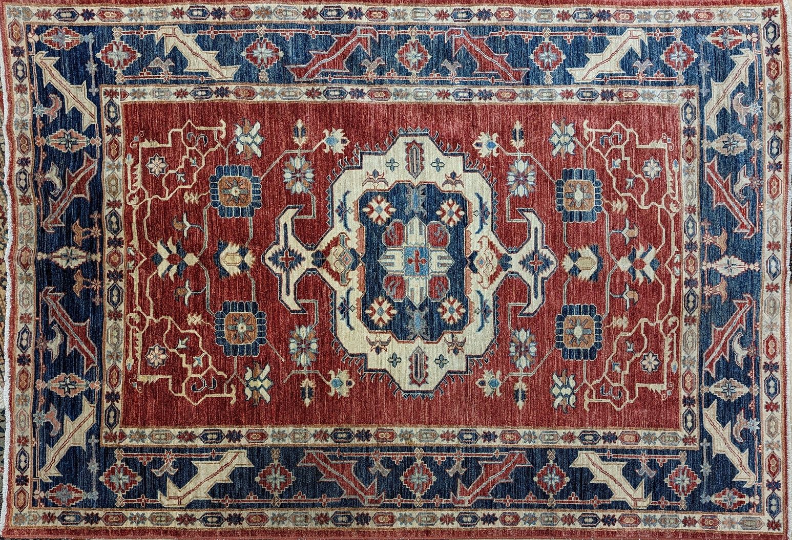 GRAND TAPIS en laine à décor stylisé sur...