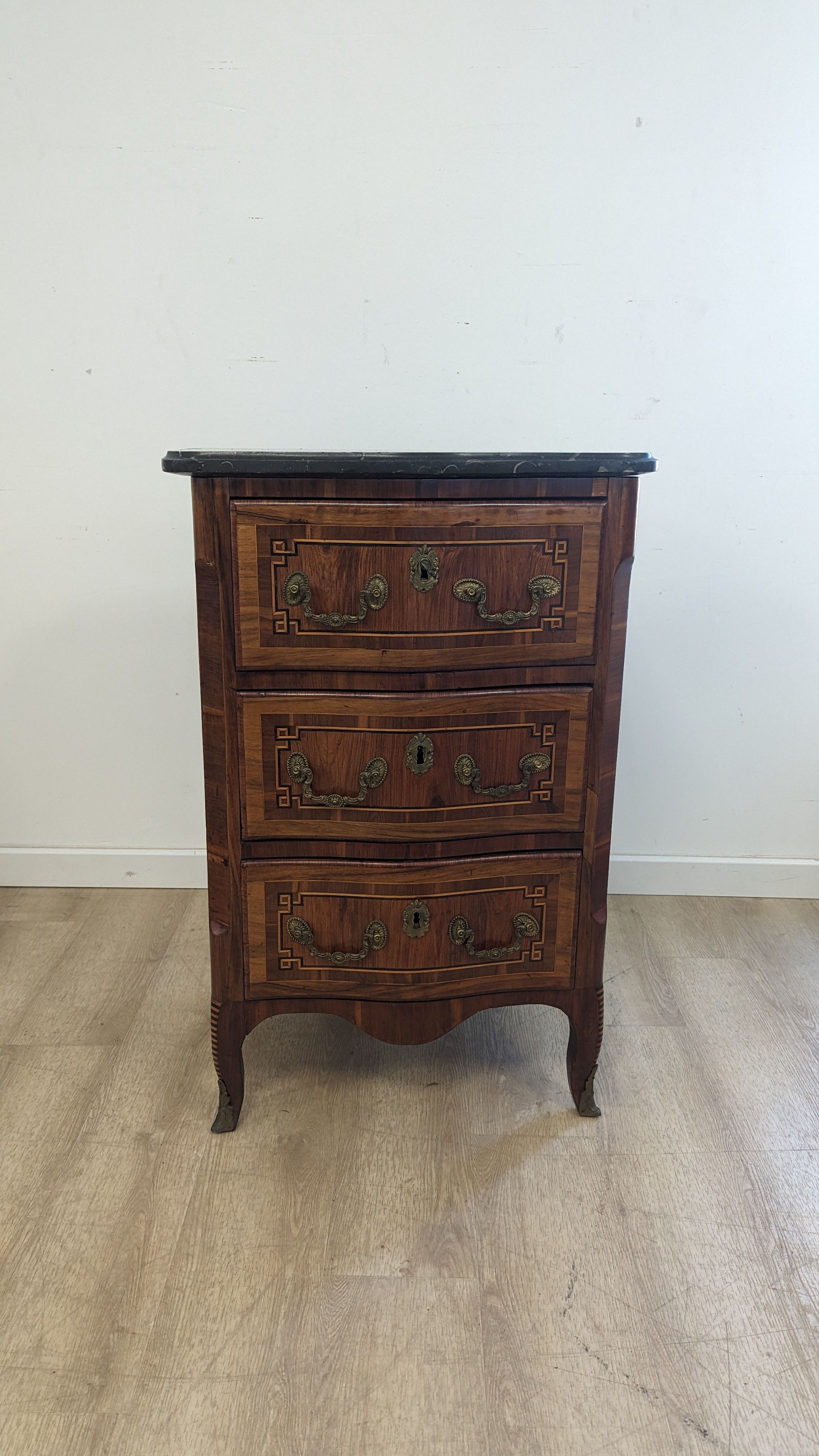PETITE COMMODE à façade galbée en bois de...
