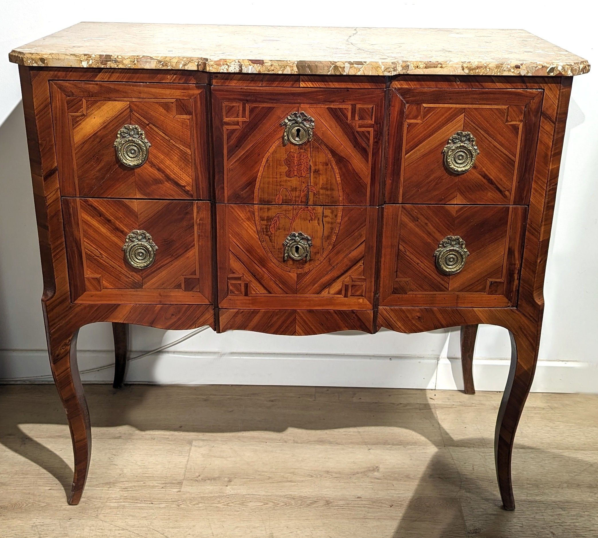 COMMODE sauteuse en bois de placage et marqueterie...